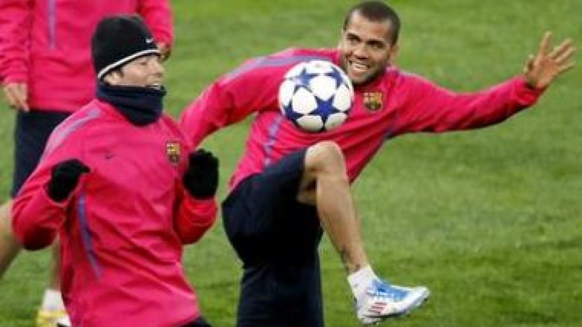 El Barça tendrá que recomponer su defensa titular para medirse al Madrid en la Champions.