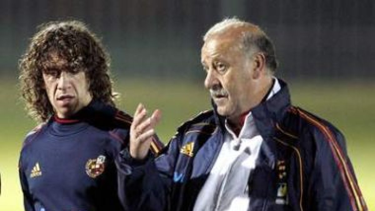 El seleccionador español Vicente del Bosque, a la derecha, conversa con Carles Puyol.