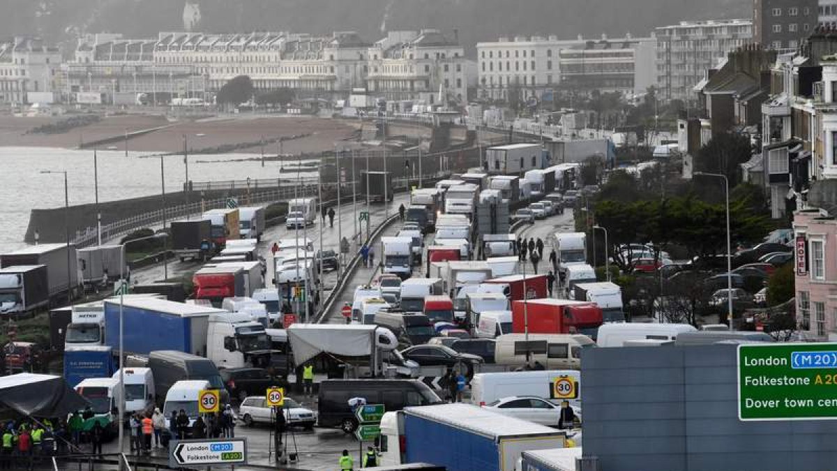 Imagen de las filas de camiones en Dover. FACUNDO AGUIRREZABALAGA