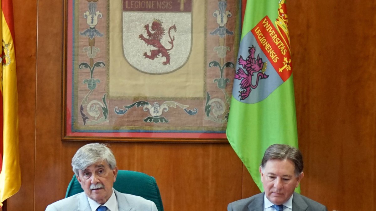 El rector de la ULE, Juan Francisco García Marín, y el secretario general y el director industrial, respectivamente, del grupo Network Steel Jesús Rebolleda y Paulo Gonsalves, firman un convenio de colaboración. ICAL