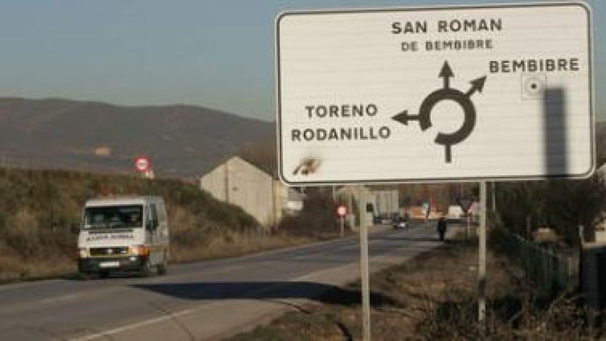 La conexión desde las inmediaciones de San Román de Bembire con la carretera a Toreno.