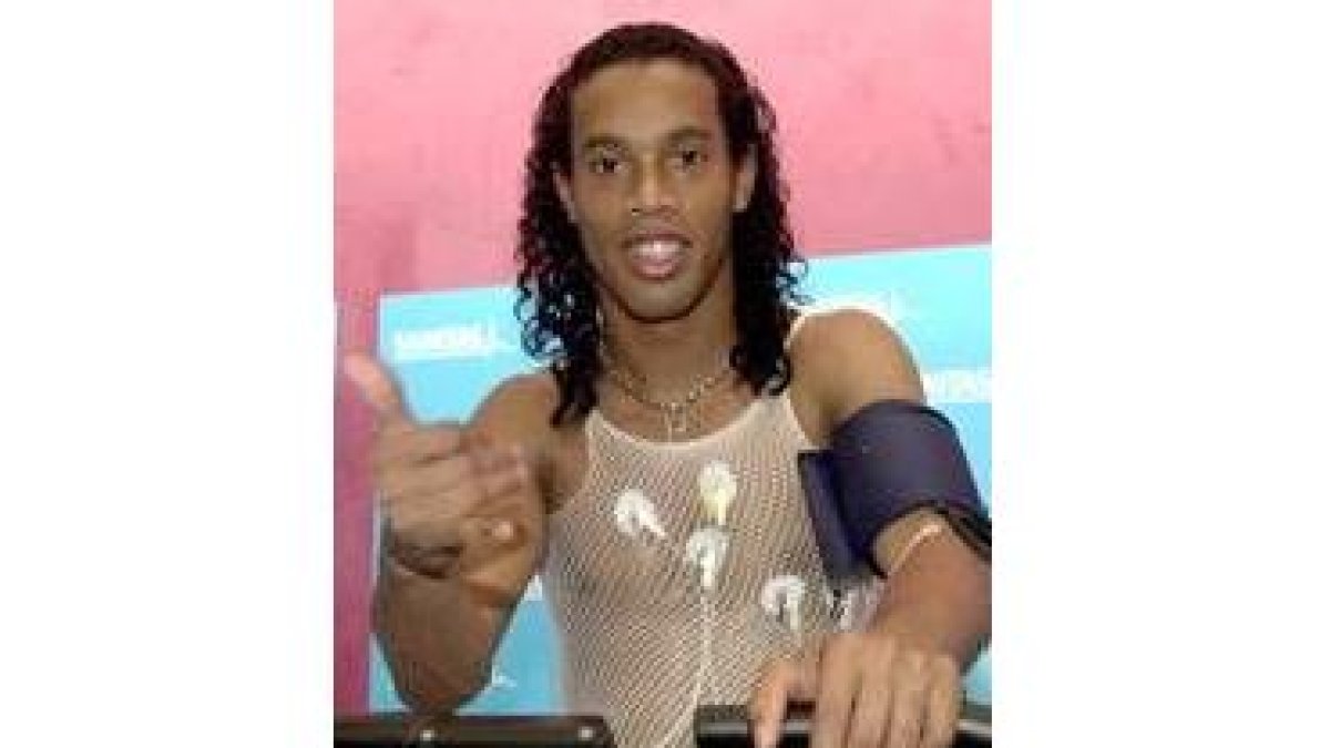 Ronaldinho, durante las pruebas físicas y médicas que se le realizaron