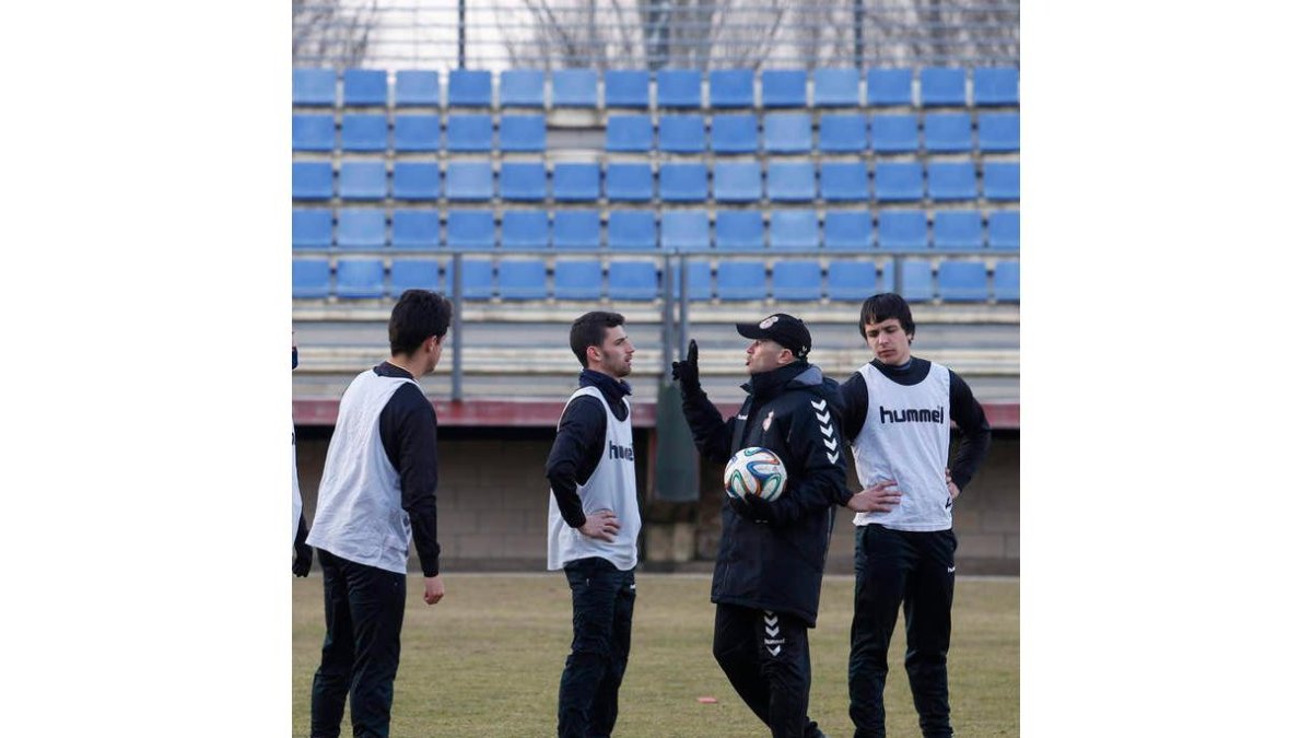 Javier Cabello prepara con intensidad el partido de mañana.