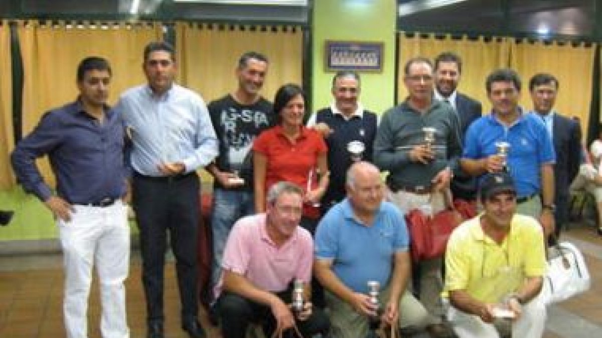Foto de familia de los triunfadores en el torneo.