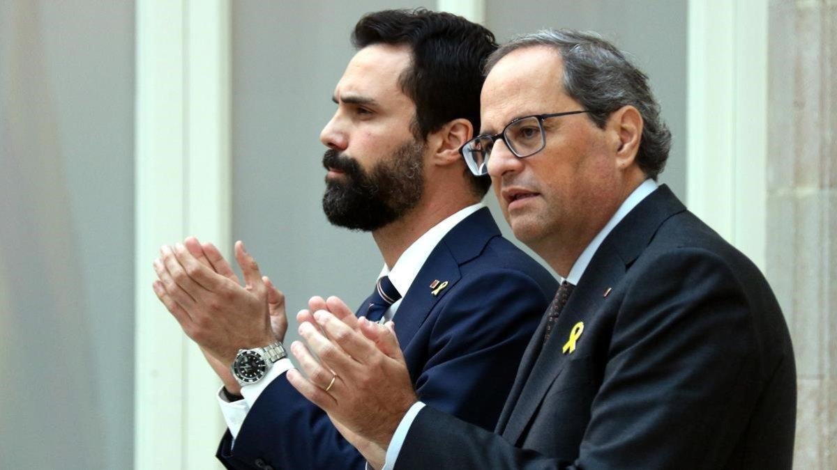 El president de la Generalitat, Quim Torra y el president del Parlament, Roger Torrent, durante su comparecencia en el Parlament