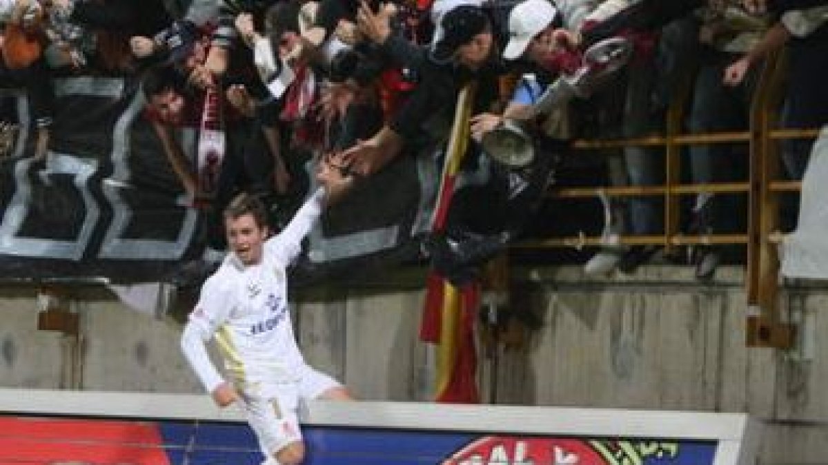Denis, que en la imagen celebra un gol con la peña Orgullo Cazurro, tiene hoy una oportunidad para a