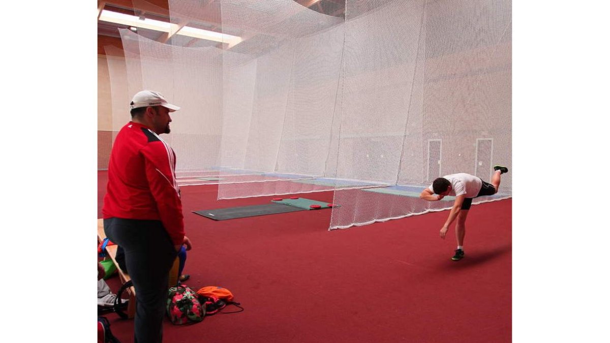 Martínez, en un entrenamiento en el Ceard con un atleta.