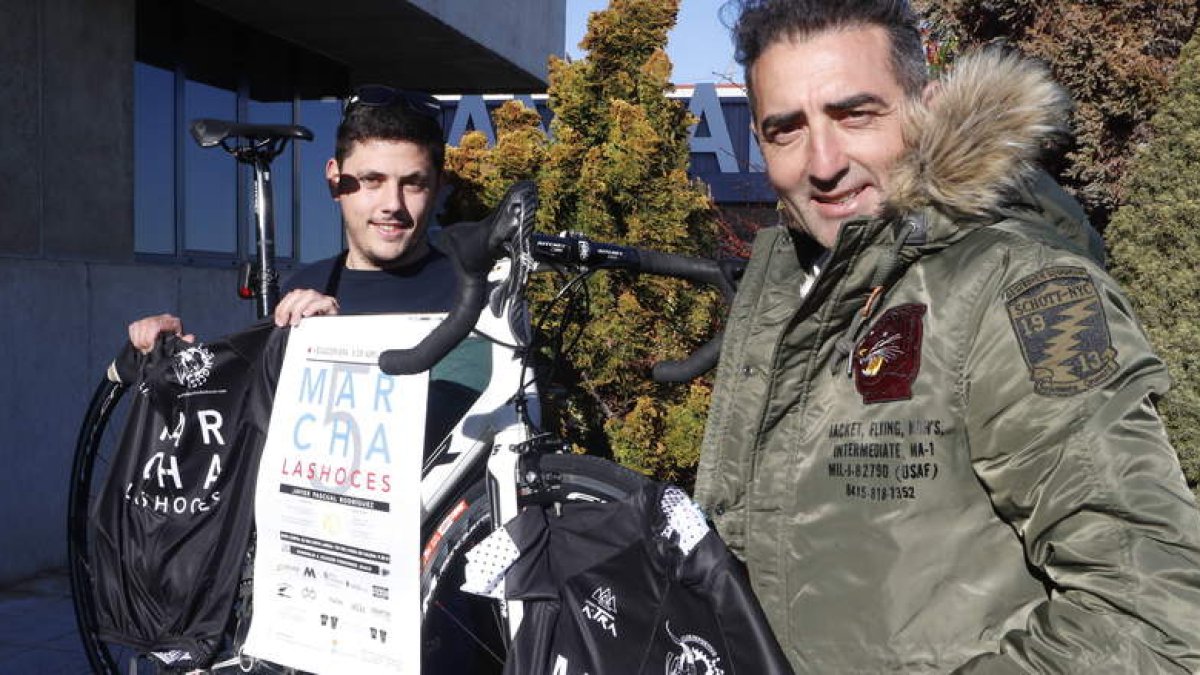Álvaro de Mena, organizador de la marcha, junto al ciclista Javier Pascual, para la promoción del deporte en la lucha contra el cáncer.