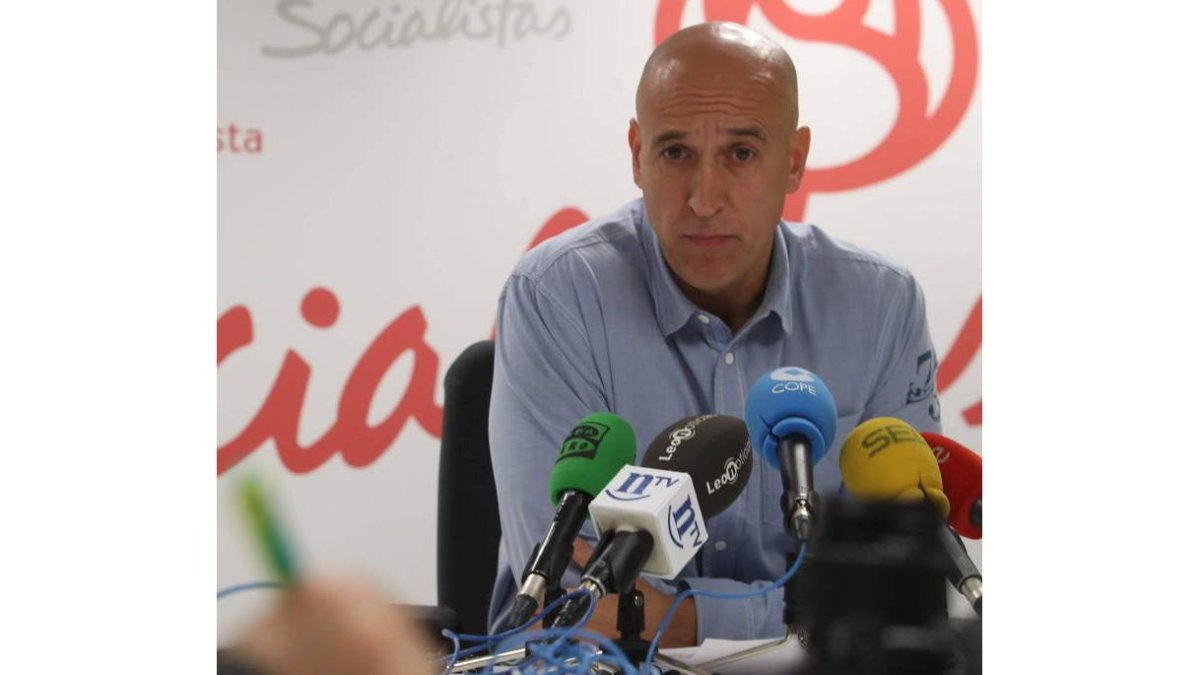 José Antonio Diez, ayer en la rueda de prensa. RAMIRO