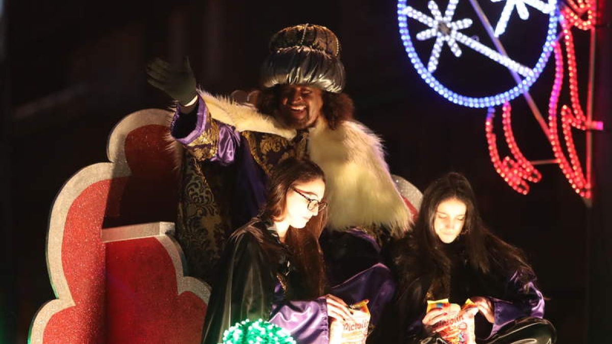 El Mago Chalupa, en la carroza que precedió anoche a los Reyes Magos en la Cabalgata que recorrió las calles de Ponferrada.
