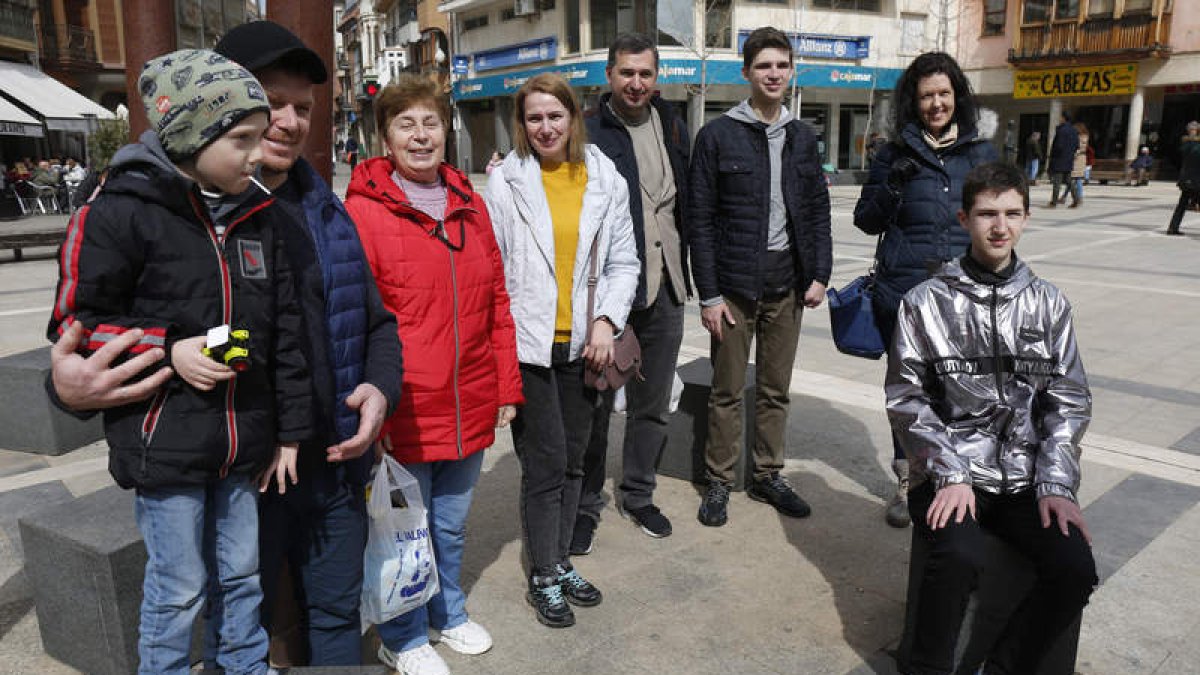 Del miedo a las bombas al disfrute de un paseo de sábado en La Bañeza. FERNANDO OTERO