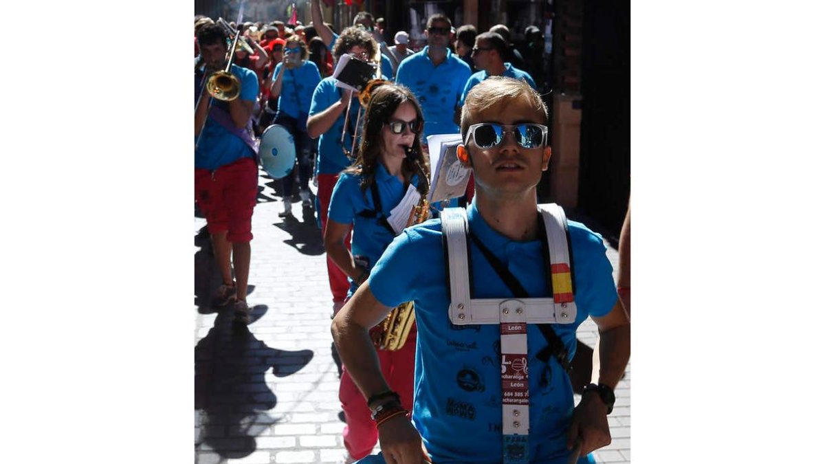 Los grupos de peñas dieron colorido y alegría al centro de la ciudad  en el inicio del fin de semana. JESÚS F. SALVADORES