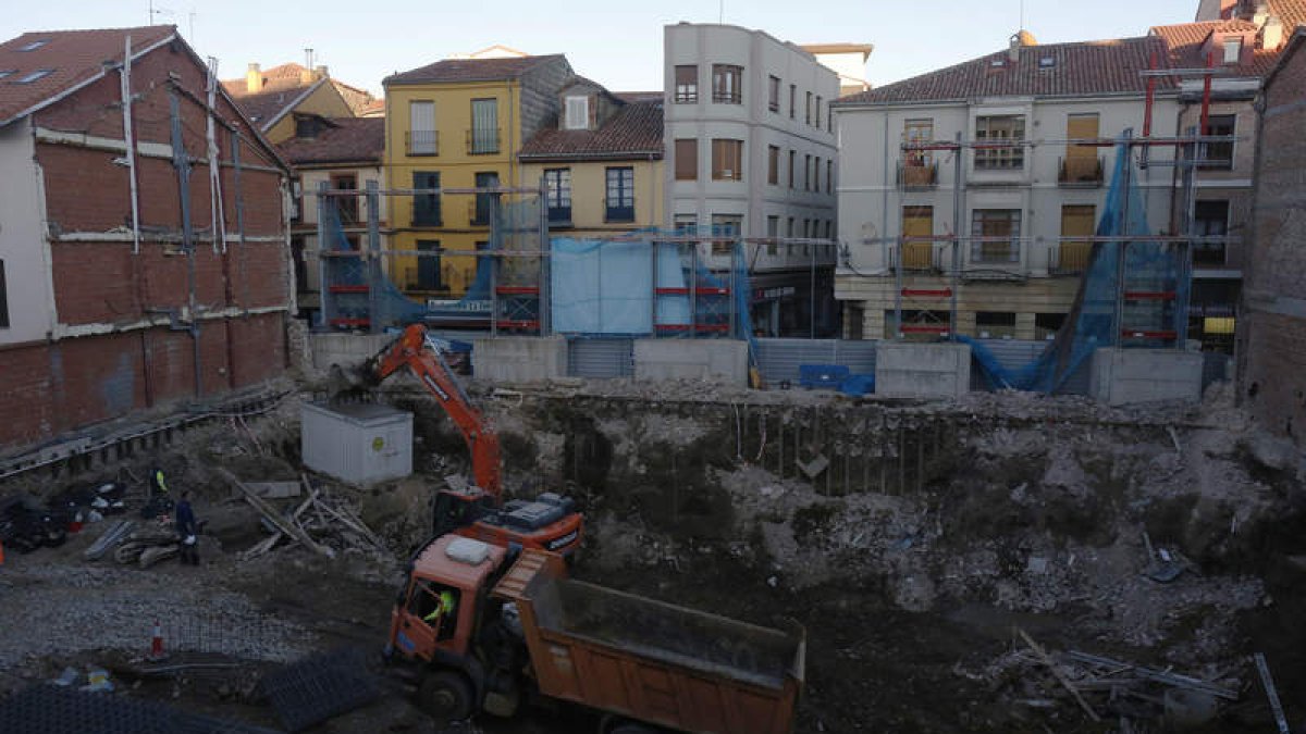 Patrimonio marca que deben avanzar en la excavación con medios mecánicos y manuales para no destrozar restos. FERNANDO OTERO