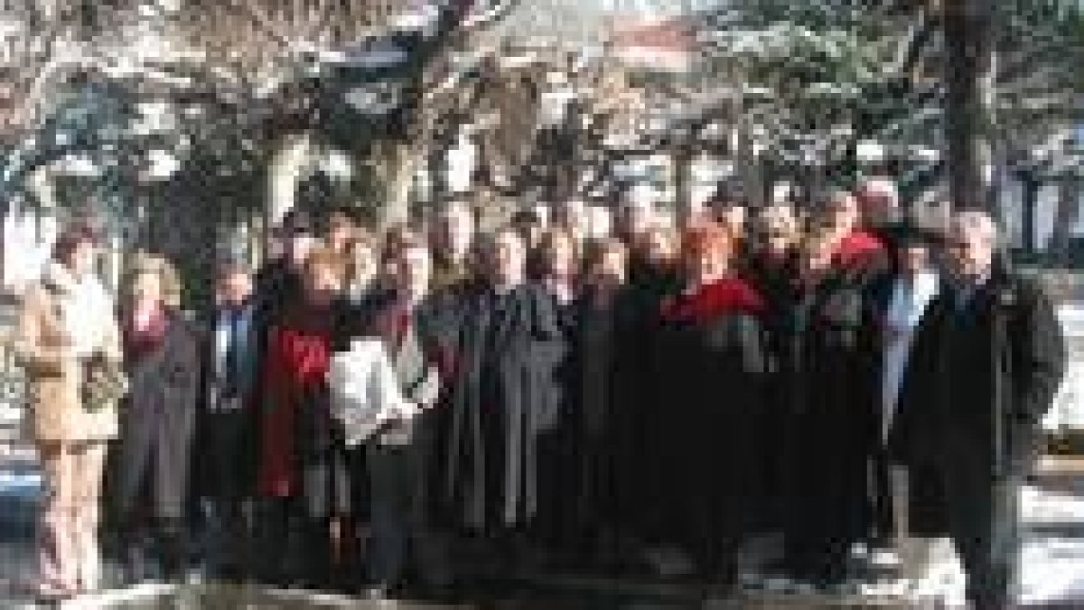 La asociación leonesa de capistas fue recibida con una pequeña nevada