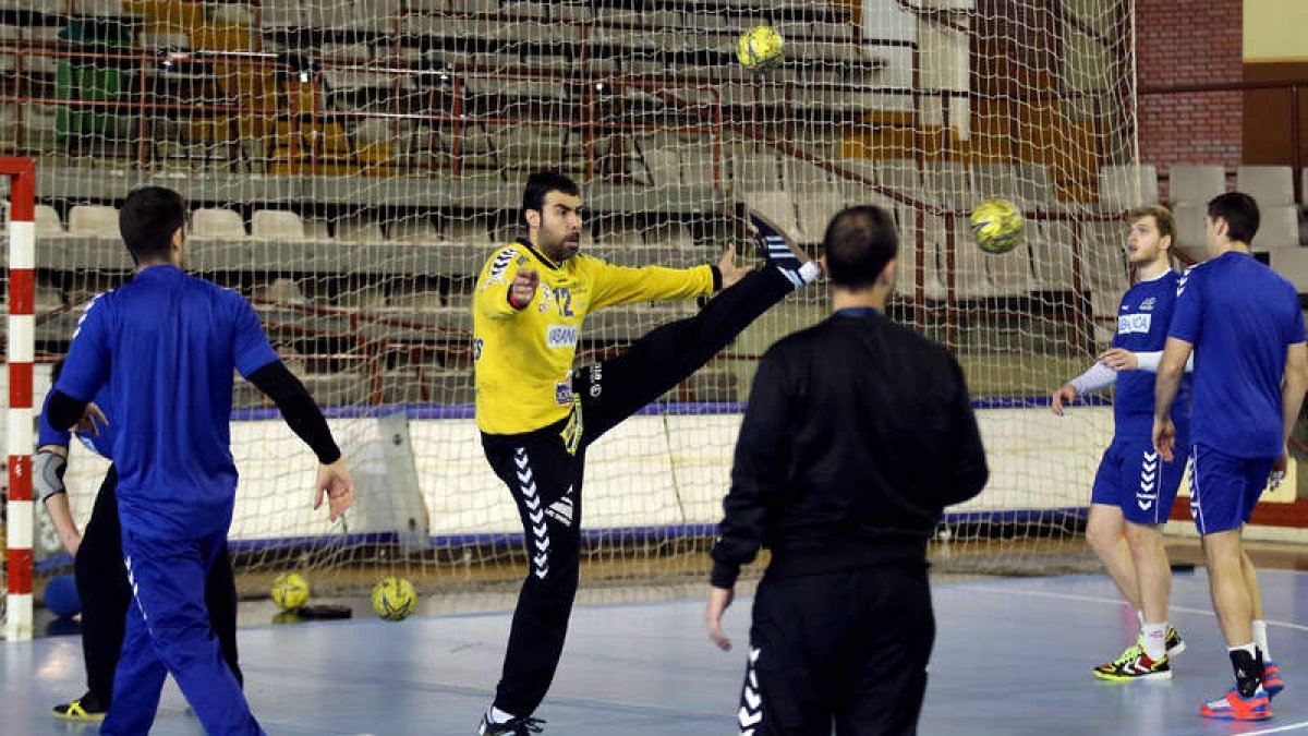 Rogelio Llamazares, uno de los capitanes, en el centro de la imagen, durante un entrenamiento del Abanca Ademar.