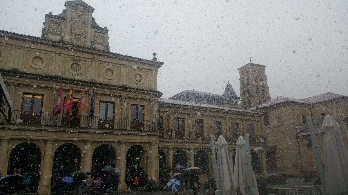 La nieve cae en la plaza de San Marcelo. FERNANDO OTERO