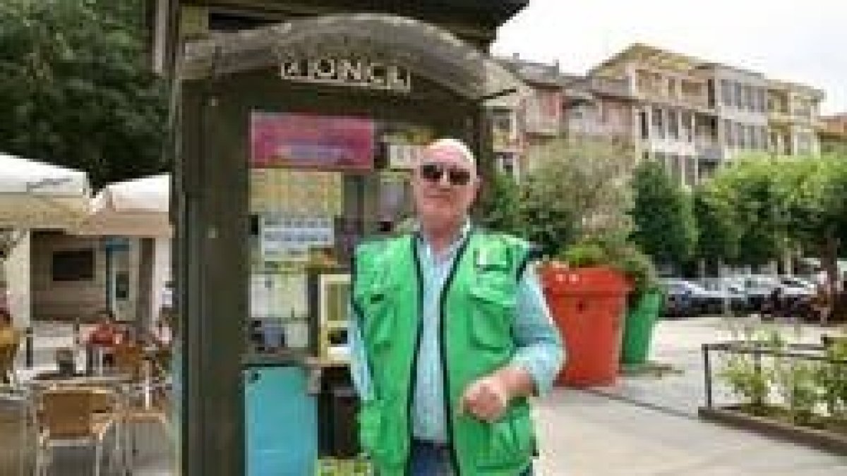 Arsenio, vendedor de la Once que el pasado fin de semana repartió diez millones también en Astorga. DANIEL PISABARRO
