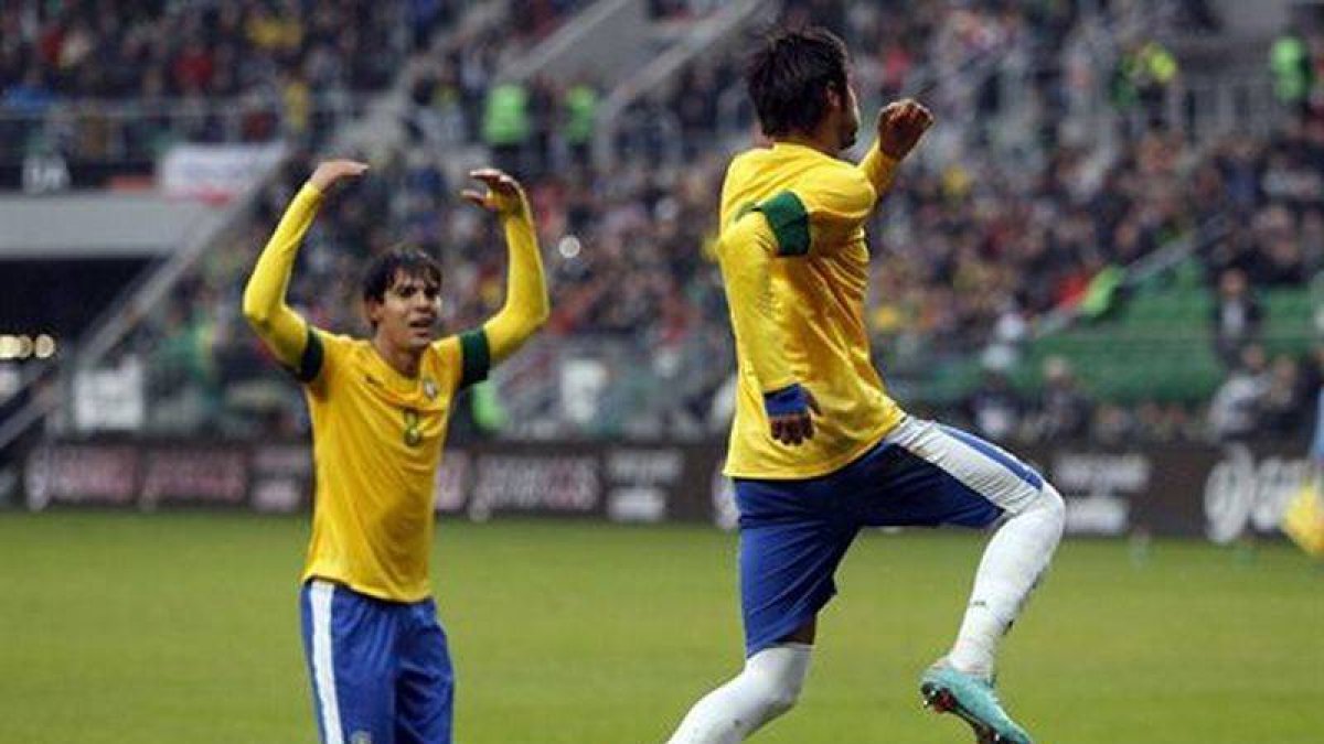 Kaká y Neymar celebran uno de los tantos conseguidos por el delantero del Santos.