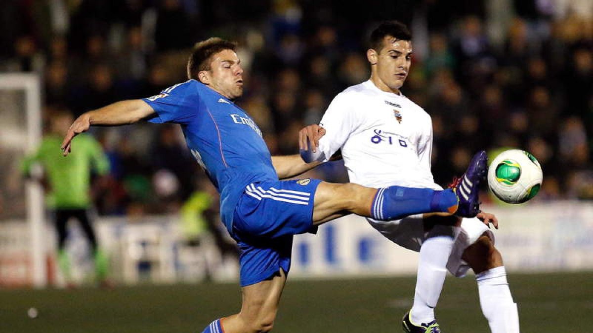 Asier Illarramendi, a la izquierda, disputa un balón con el jugador del Olimpic de Xátiva.