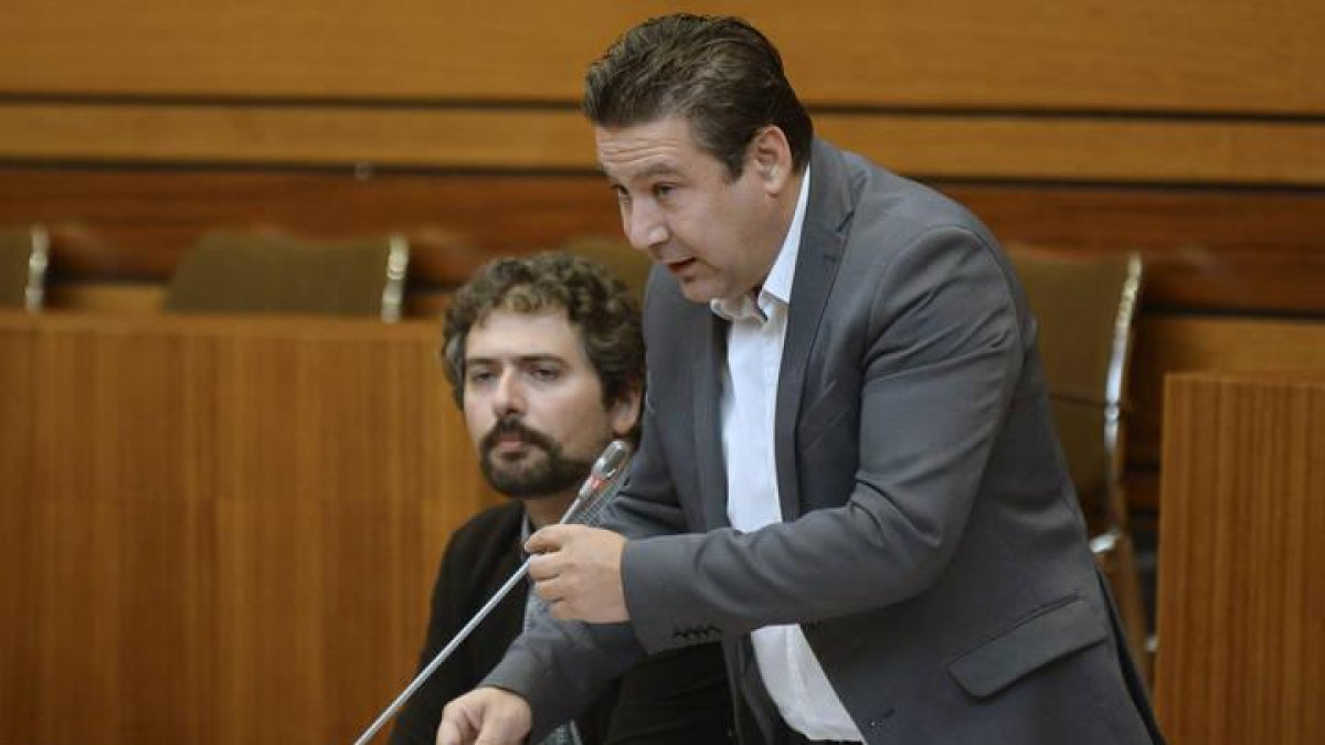 El pocurador de UPL, Luis Mariano Santos, en las Cortes.