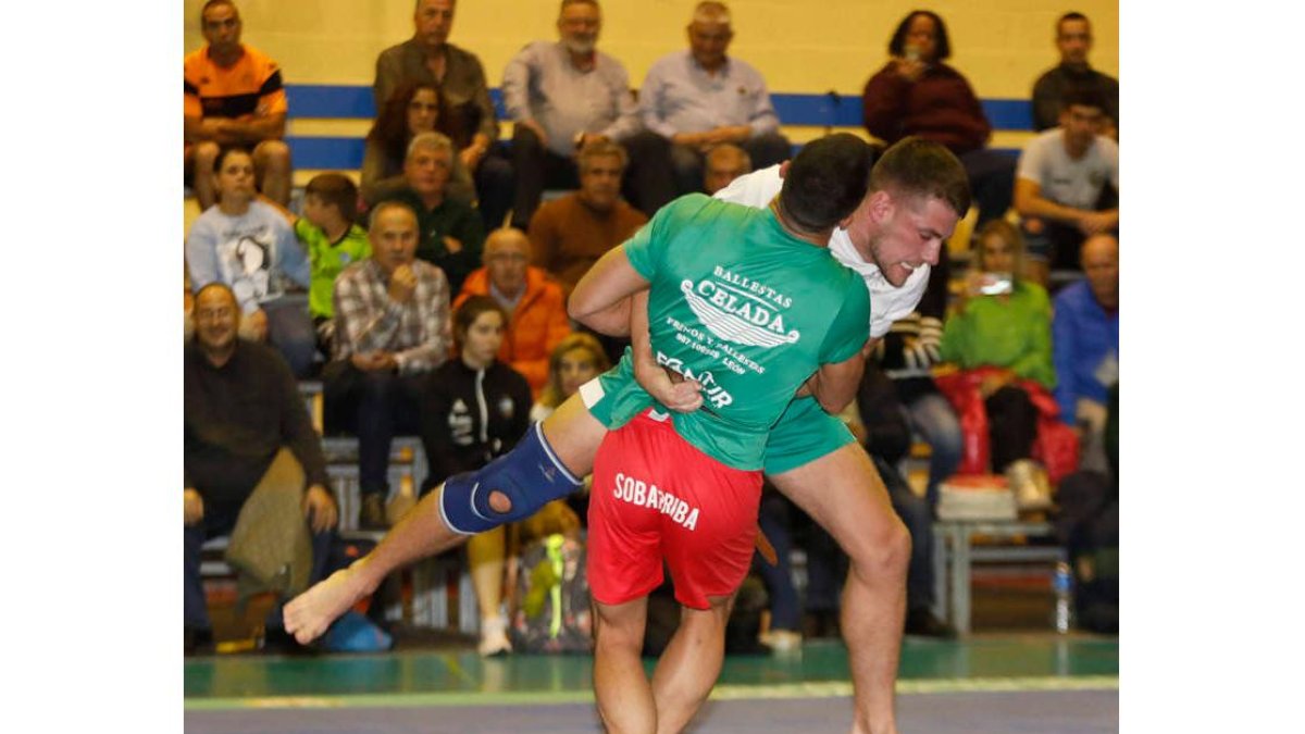 Tomás González y Adrián, en su combate. RAMIRO