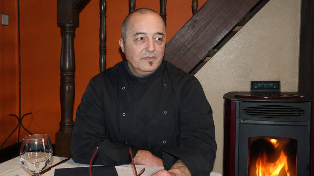Xavier Cuadras fusiona la cocina mediterránea con la leonesa en su restaurante El Molino de Río Moro, en Villoria del Órbigo.
