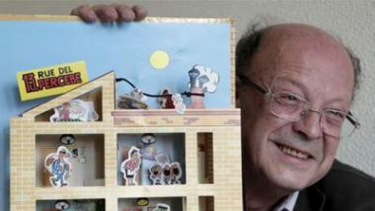 El dibujante Francisco Ibáñez con el desplegable de la «13 Rúe del Percebe».