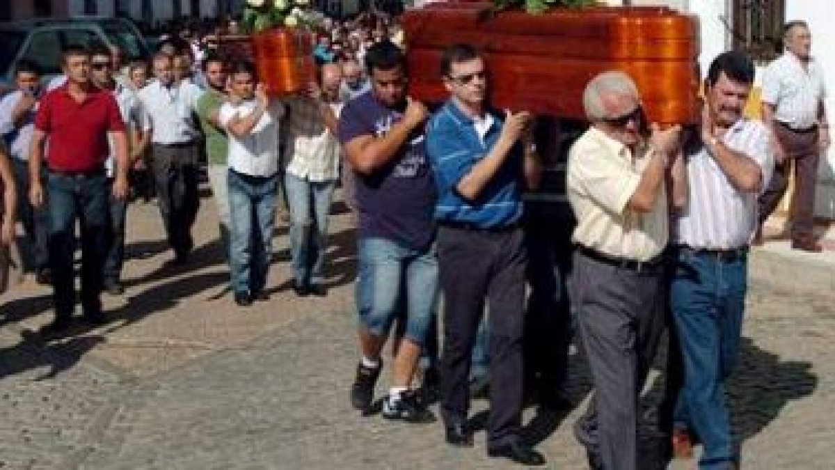 Imagen de los féretros de los cuatro jóvenes que regresaban a Oliva de Mérida.