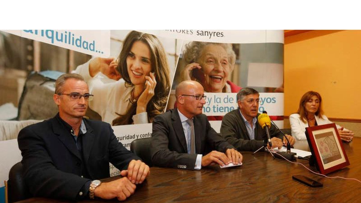 Representantes del Abanca Ademar y Grupo Sanyres, ayer en el Palacio de Deportes.