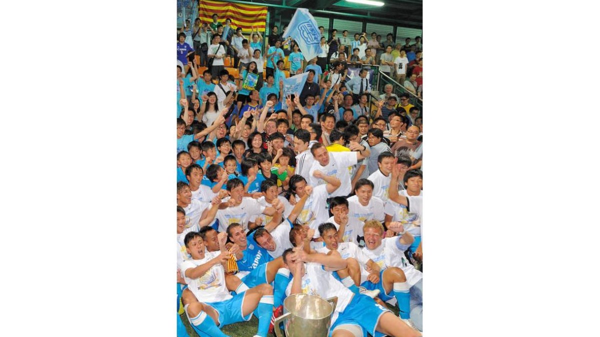 El equipo del Kitchee de Cascón celebra el título con su hinchada.