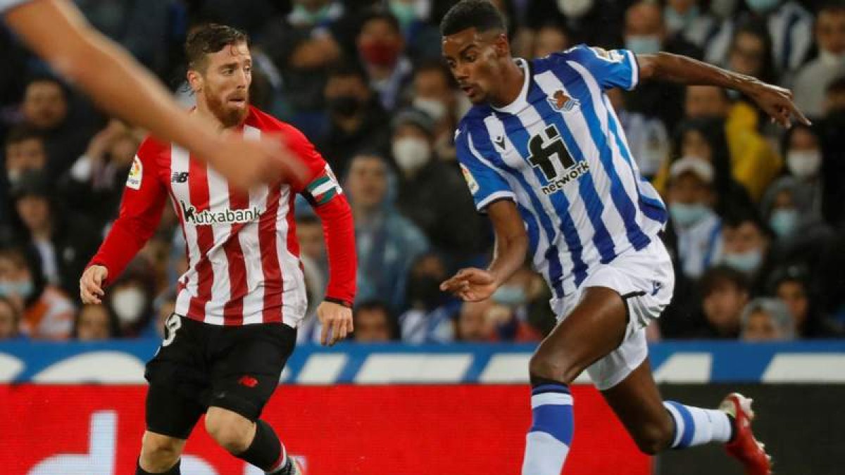Muniain e Isak hicieron los dos goles del derbi vasco entre la Real Sociedad y el Athletic de Bilbao. JUAN HERRERO