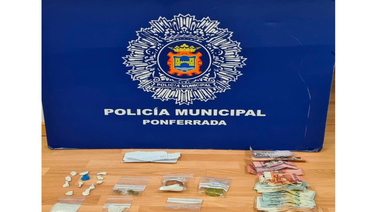 Material incautado durante la redada llevada a cabo por la policía de Ponferrada. DL
