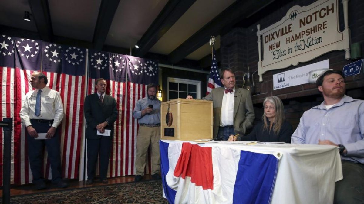 La única mesa electoral de Dixville Notch, el pueblo más pequeño de Nuevo Hampshire y el primero que votó en la medianoche de este martes, ocho de noviembre de 2016.