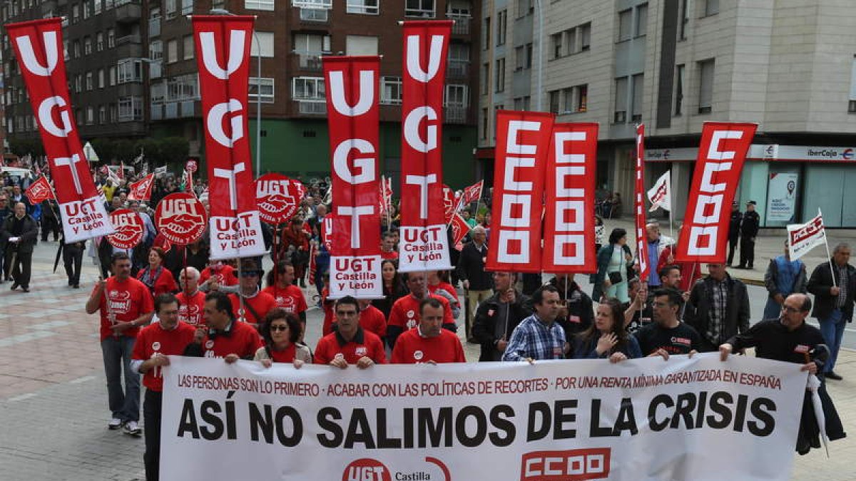 La manifestación recorrió el centro de Ponferrada, desde la sede de los sindicatos hasta la plaza Fernando Miranda.