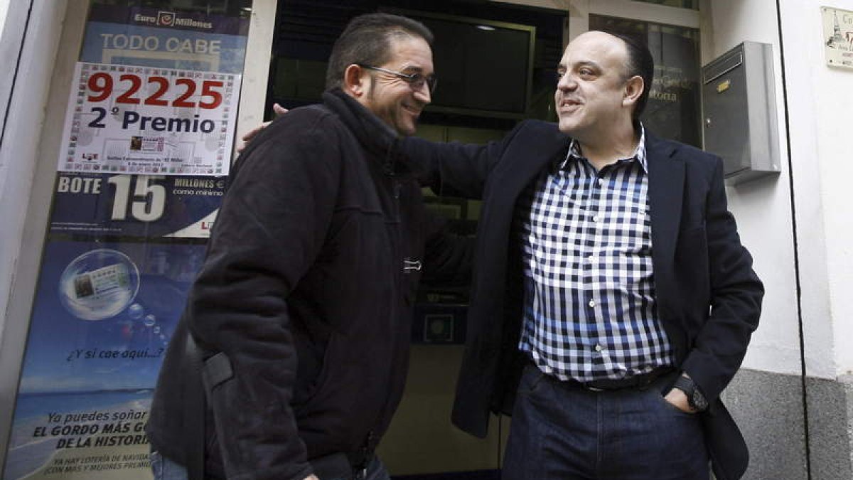 El vendedor ambulante Julián García conversa con el lotero de Lorca, Luis José Chichoné.