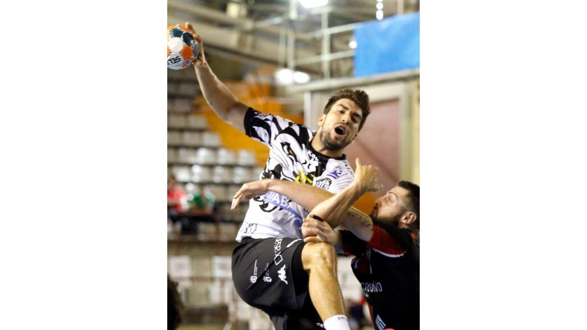 Juanjo lucha con Del Arco en el primer partido del curso. MARCIANO PÉREZ