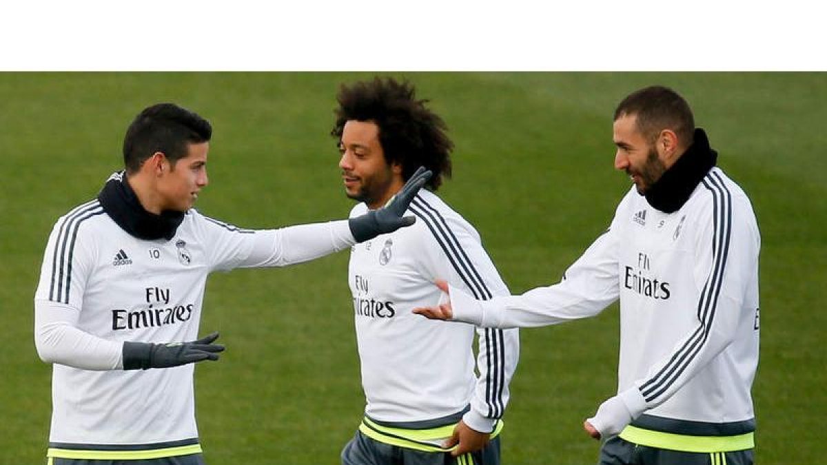 Benzema, a la derecha, no ha acusado en su rendimiento deportivo los problemas judiciales que le acechan.
