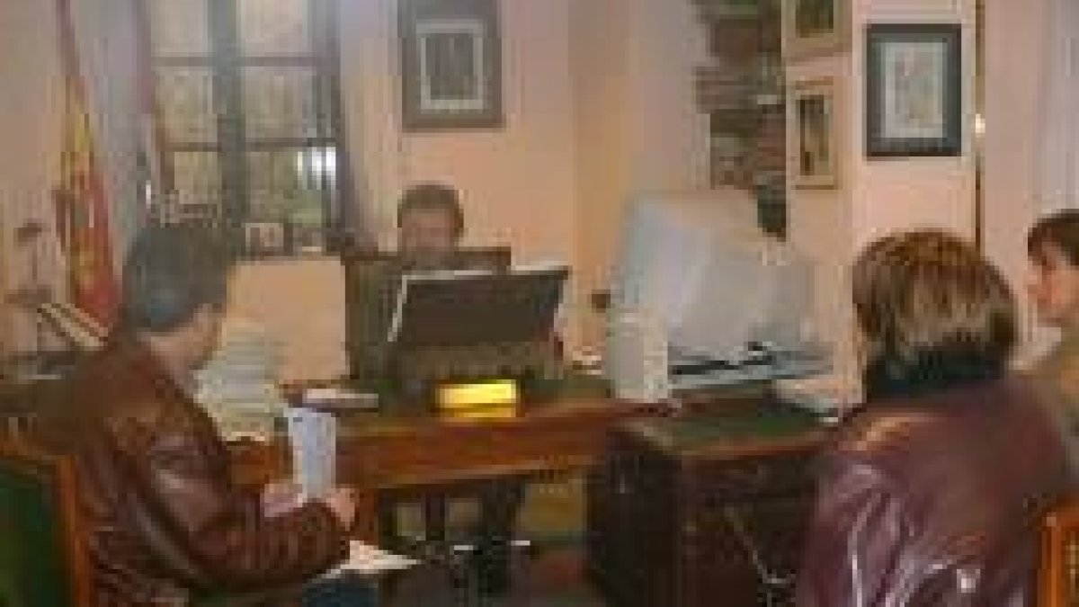 El Procurador del Común, Manuel García, recibió ayer en su despacho a varios miembros de la Fapa
