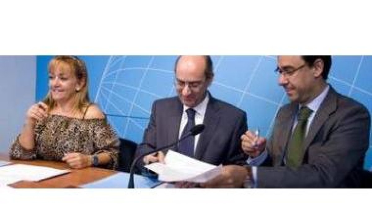 Isabel Carrasco, Javier Iglesias y Fernando Maíllo, en el momento de la firma del documento contra e