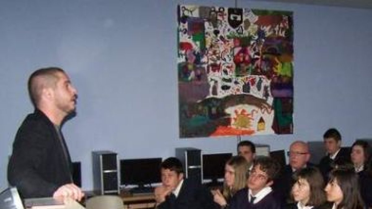 Miguel Ángel Hernanz, junto a los alumnos del Colegio Internacional Peñacorada