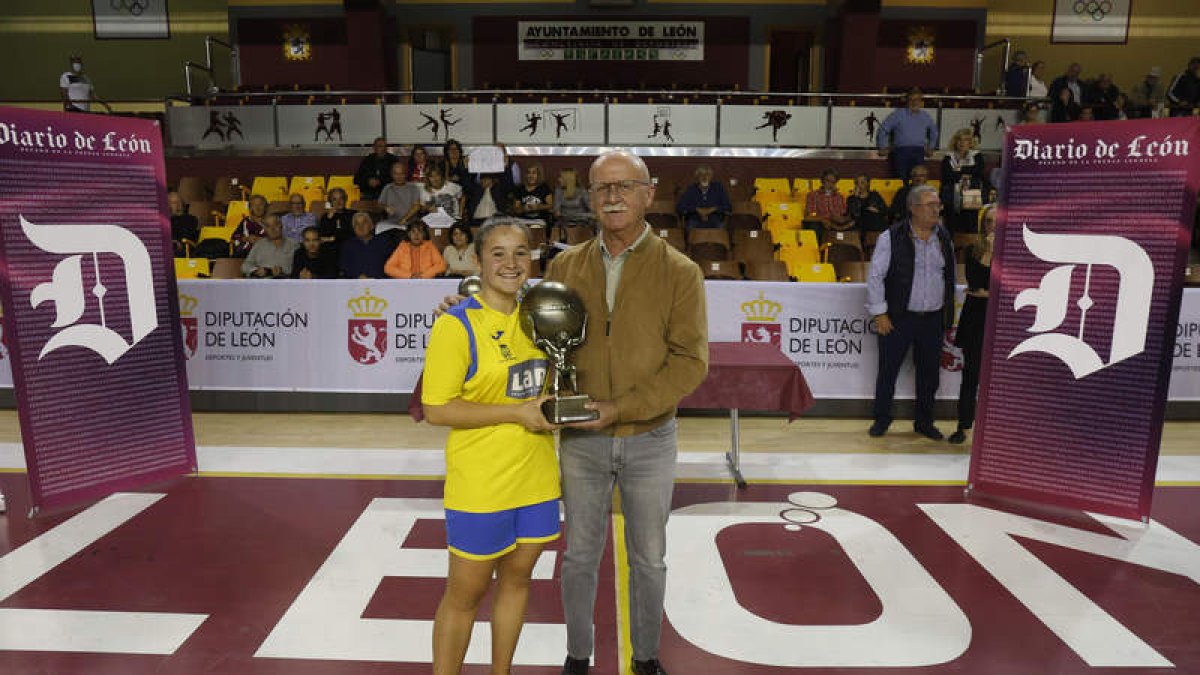 Manuel Rodríguez (alcalde Riello) y Rebeca Martínez.