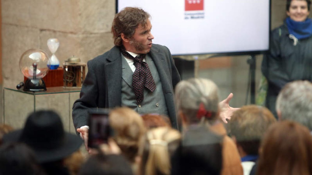 Un actor interpreta a Rodríguez Losada durante la celebración de los 125 años del reloj de la Puerta del Sol, en 2016. RAQUEL P. VIECO