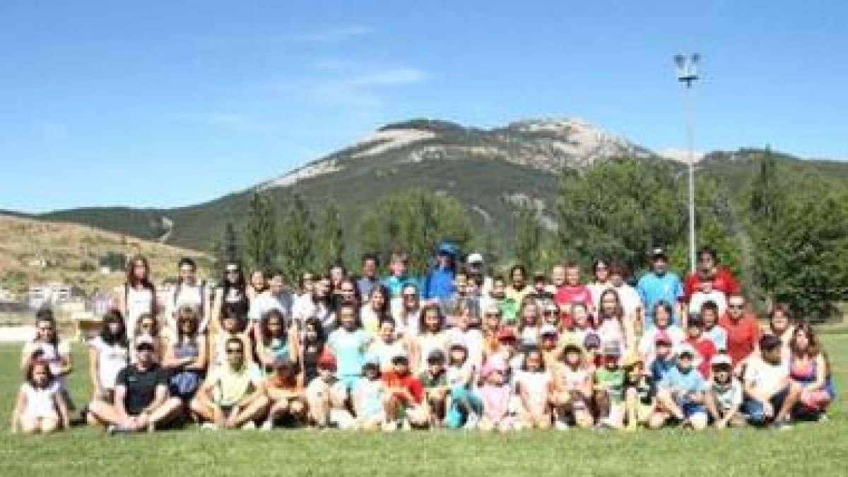 Jovenes americanos y de Cistierna en el polideportivo.