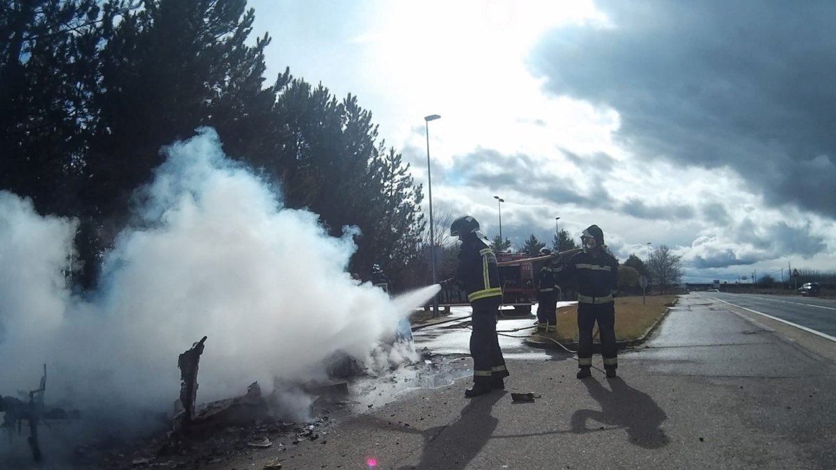 Los bomberos sofocan el incendio que calcinó la caravana. BOMBEROS LEÓN