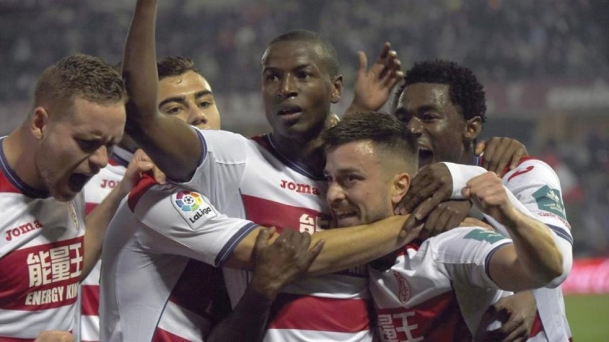 Igason (Islandia), Andreas Pereira (Brasil), Adrián Ramos (Colombia), Héctor (España) y Hongla (Camerún) se abrazan tras el segundo gol del Granada al Betis, el viernes.