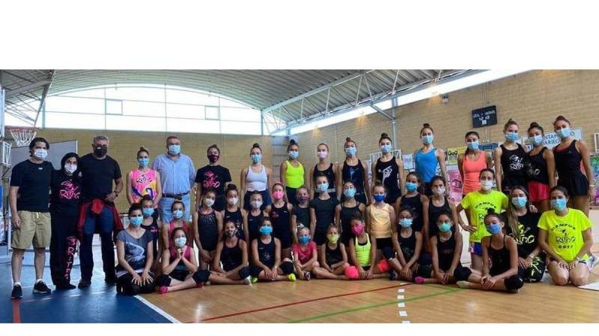 Entrenadoras y gimnastas junto al alcalde de Sariegos, Roberto Aller, y el concejal Carlos López. DL