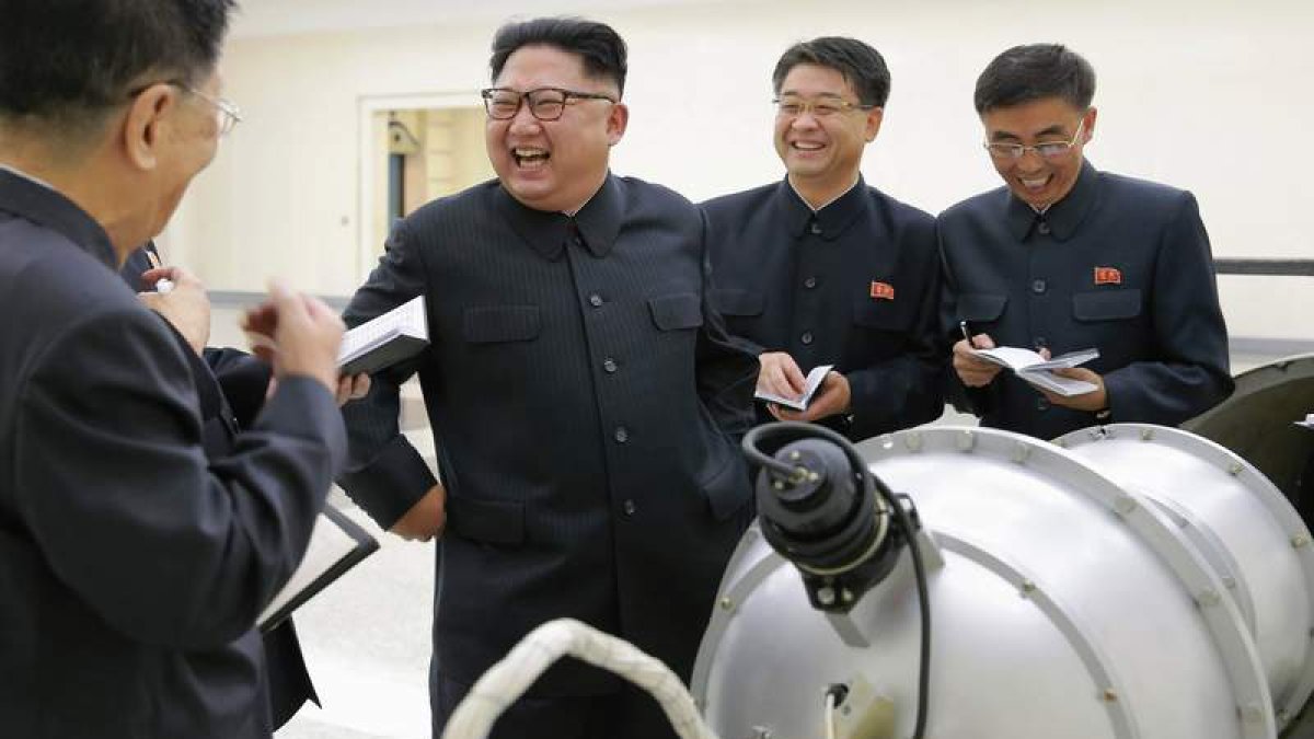 El presidente de Corea del Norte en una instalación nuclear en su país. KCNA