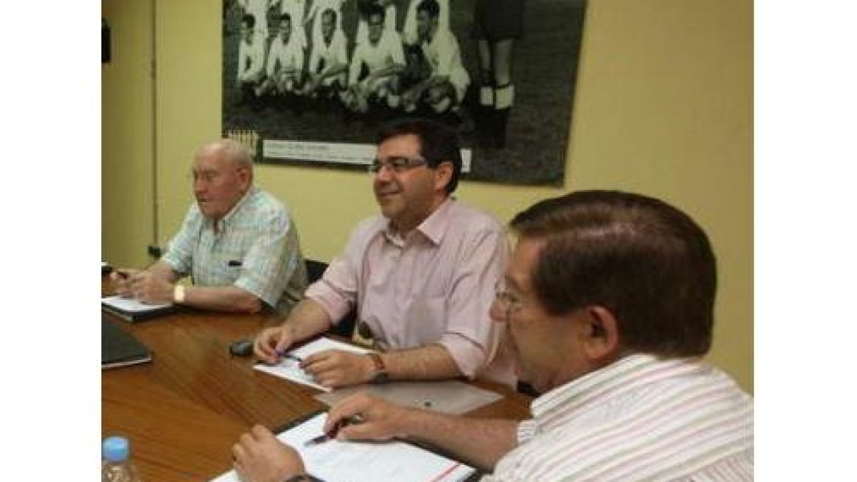 El administrador de la Cultural, en el centro, da luz verde al nuevo proyecto de la sociedad.