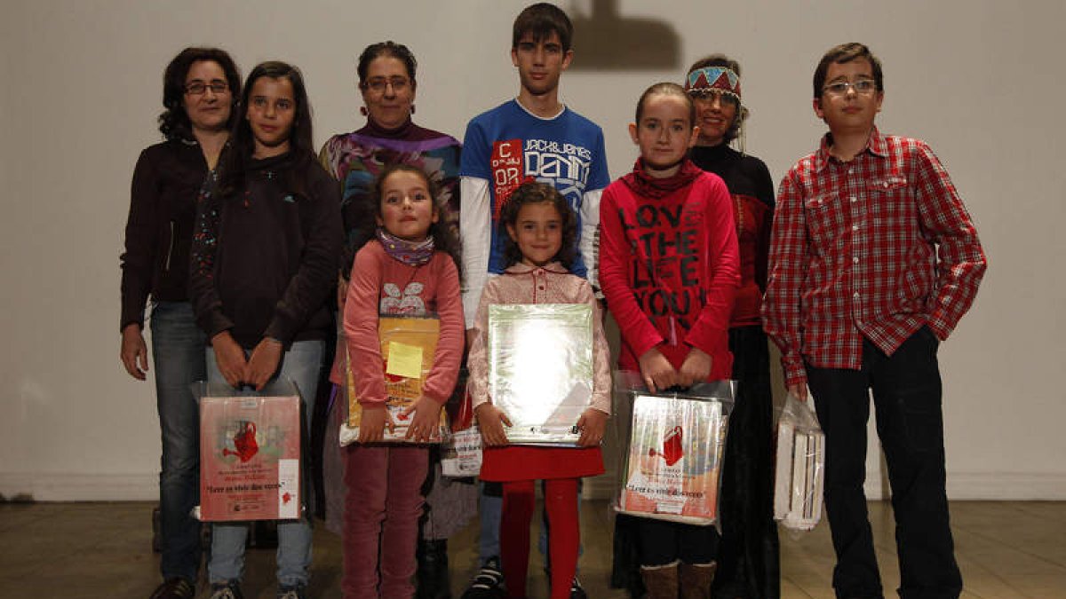 Los galardonados en el concurso posan con sus repectivos premios.