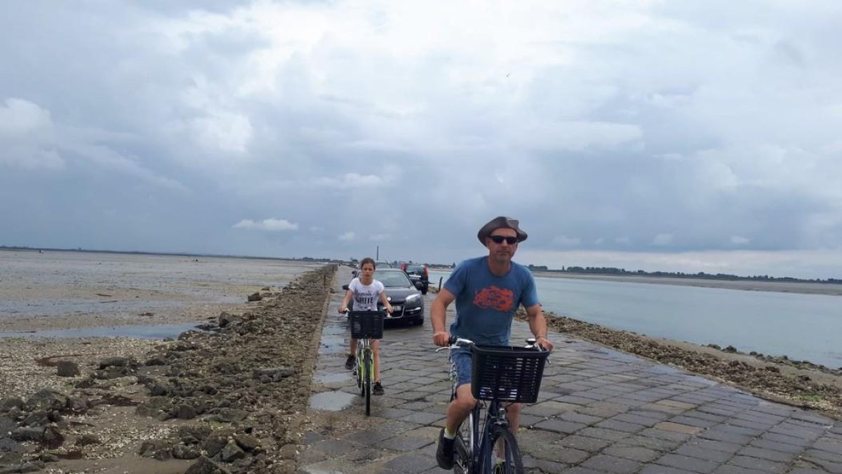 Unos cicloturistas atraviesan el Pasaje del Gois el pasado jueves
